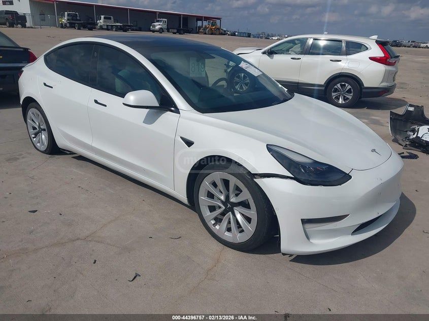 Tesla Model 3 - фото 1