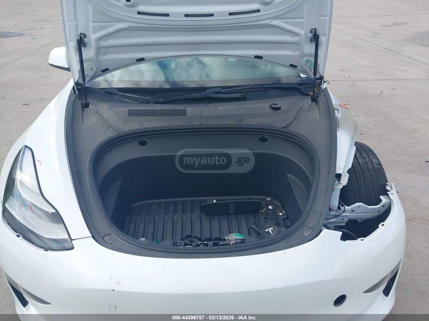 Tesla Model 3 - фото 10
