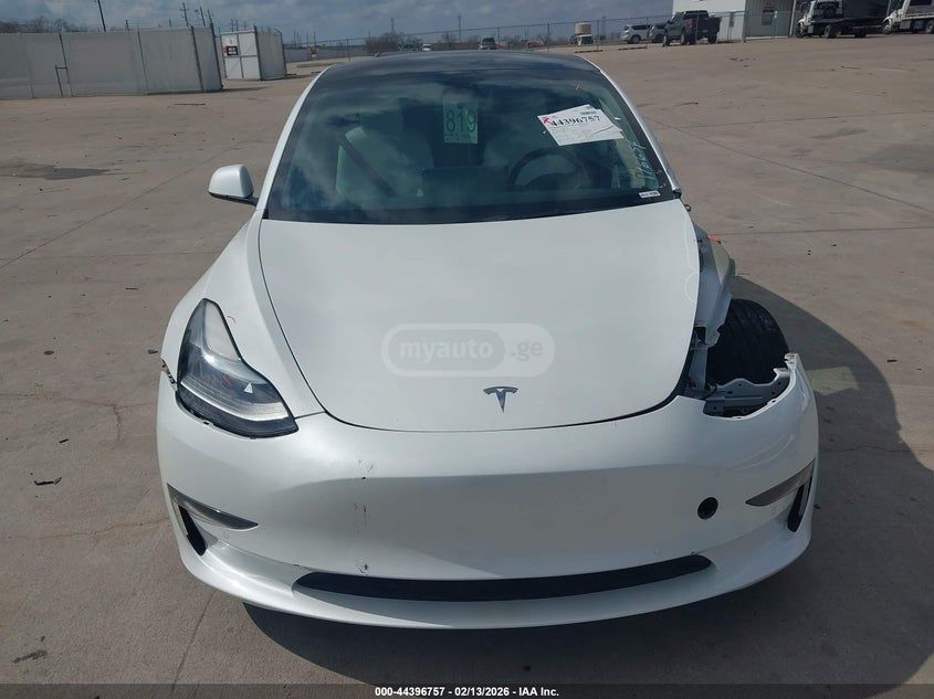 Tesla Model 3 - фото 12