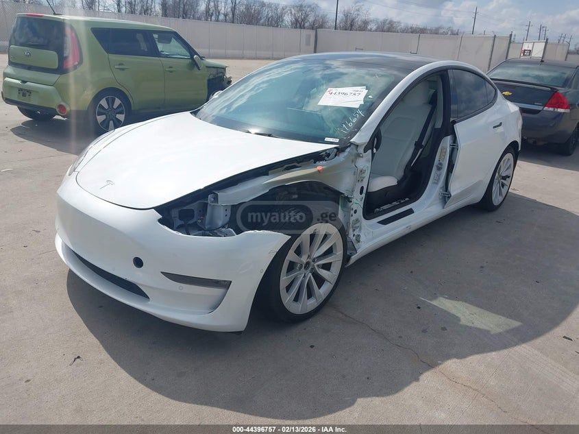 Tesla Model 3 - фото 2