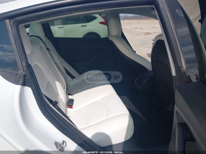 Tesla Model 3 - фото 8