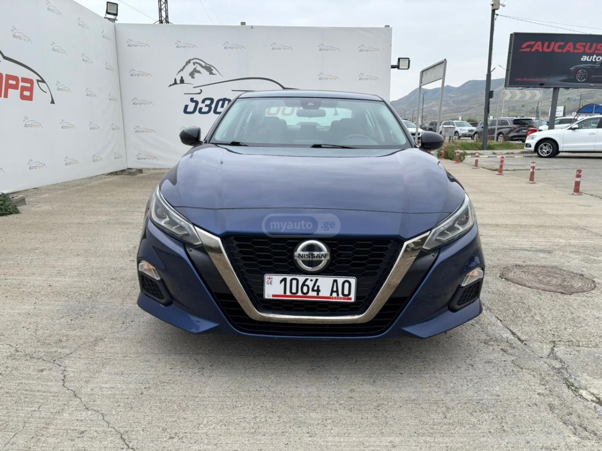 Nissan Altima - фото 1