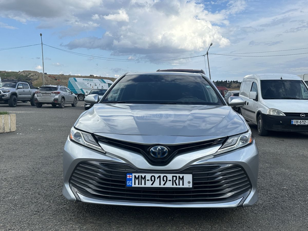 Toyota Camry - фото 1