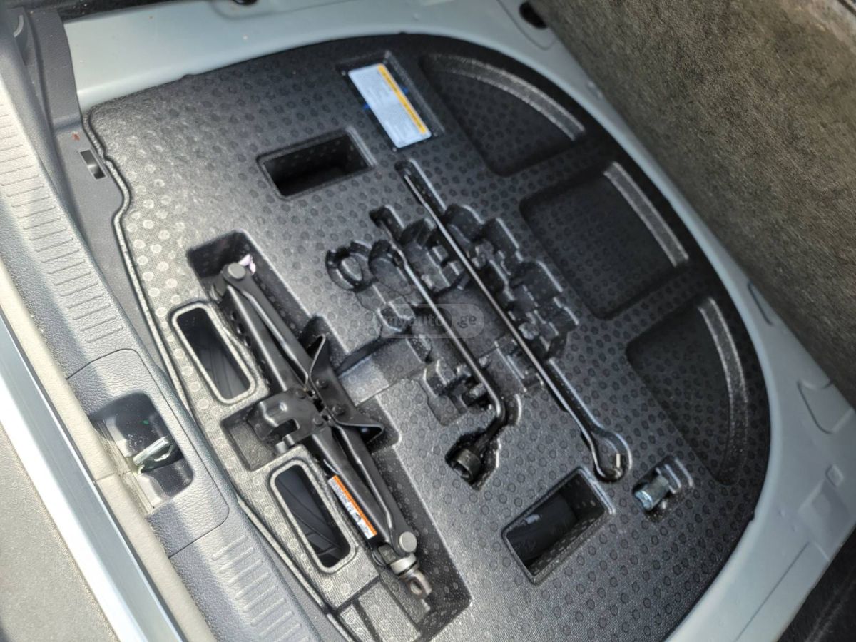 Toyota SE Nightshade 4dr All-Wheel Dr — миниатюра 11