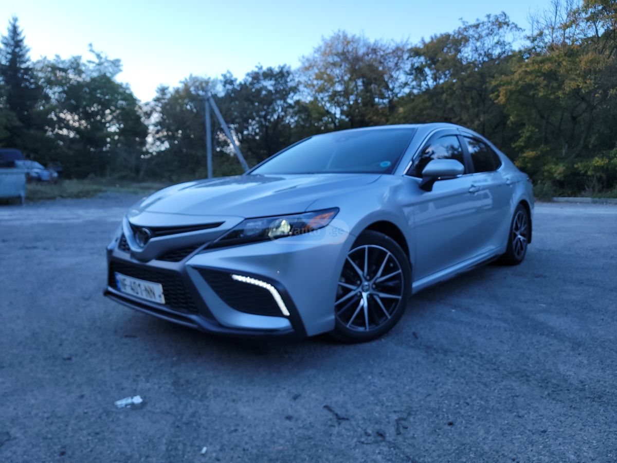 Toyota SE Nightshade 4dr All-Wheel Dr — миниатюра 3