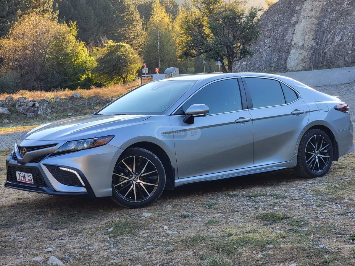 Toyota SE Nightshade 4dr All-Wheel Dr — миниатюра 4