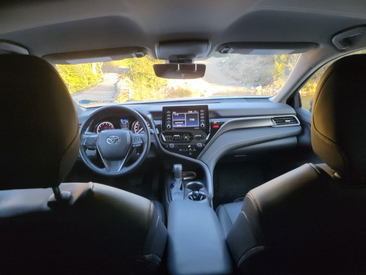 Toyota SE Nightshade 4dr All-Wheel Dr — миниатюра 6