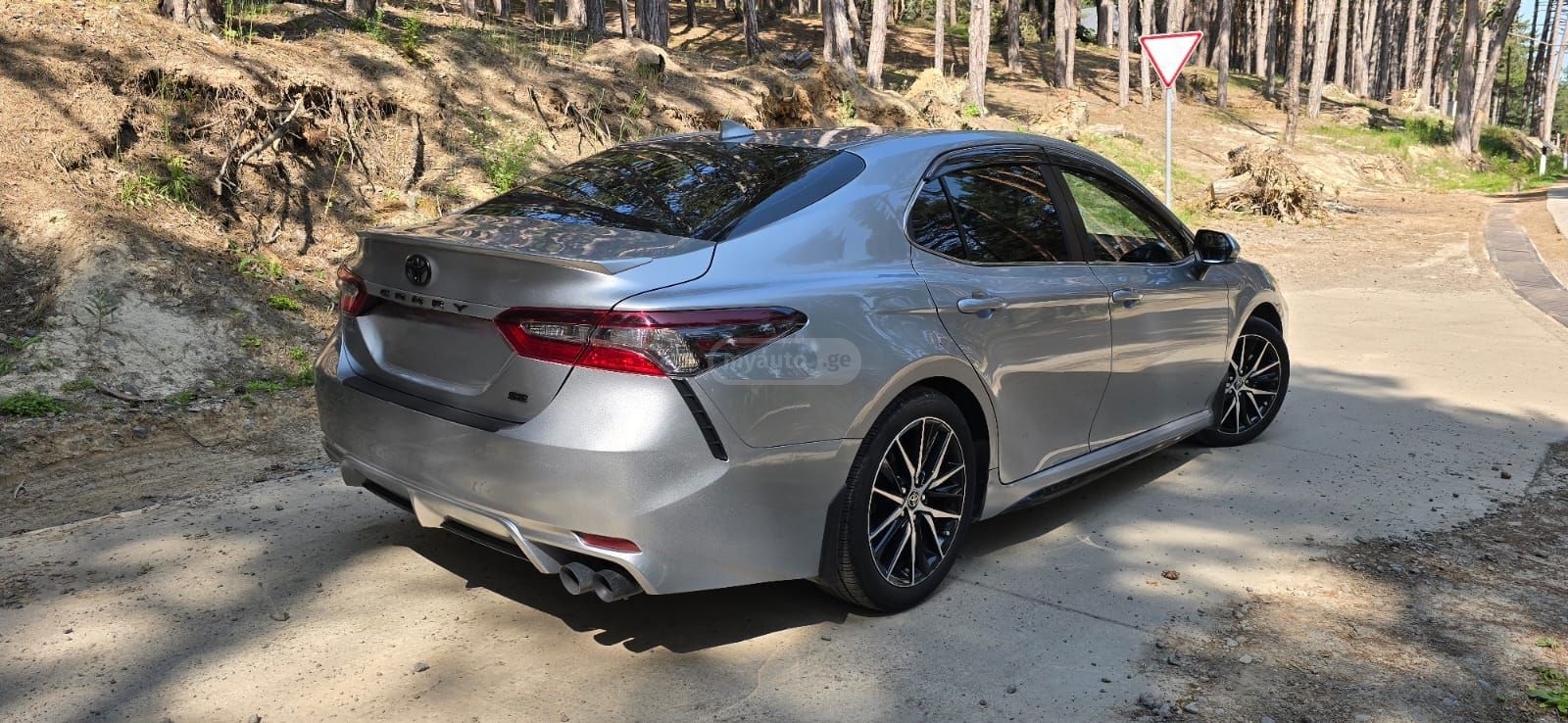 Toyota SE Nightshade 4dr All-Wheel Dr — миниатюра 8