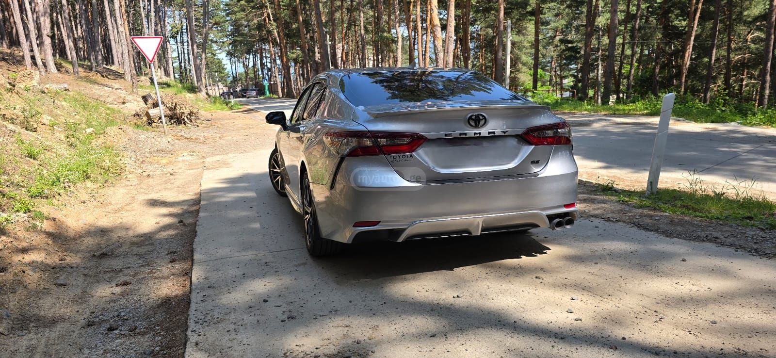 Toyota SE Nightshade 4dr All-Wheel Dr — миниатюра 9