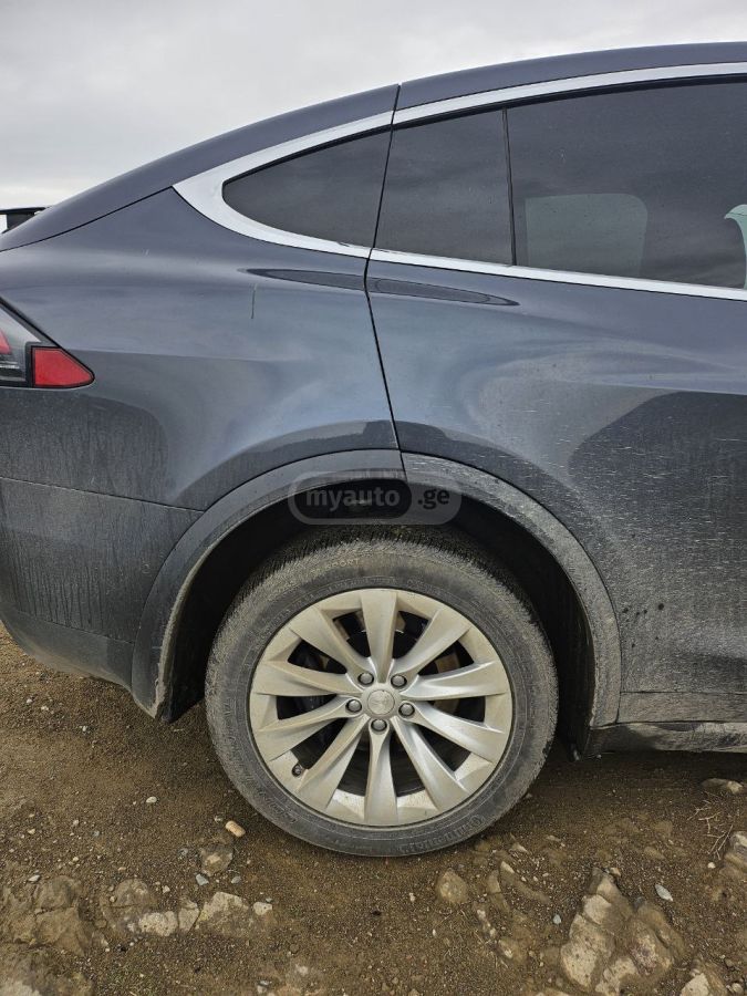 Tesla Model X - фото 9