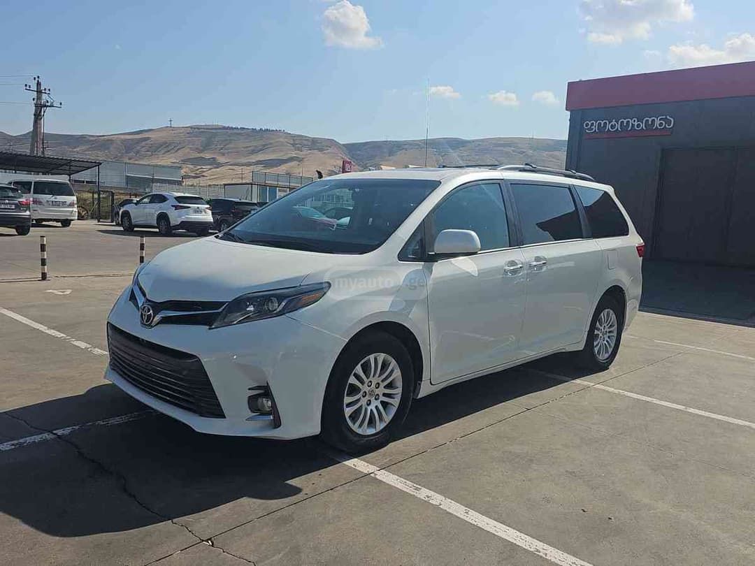 Toyota Sienna - фото 1