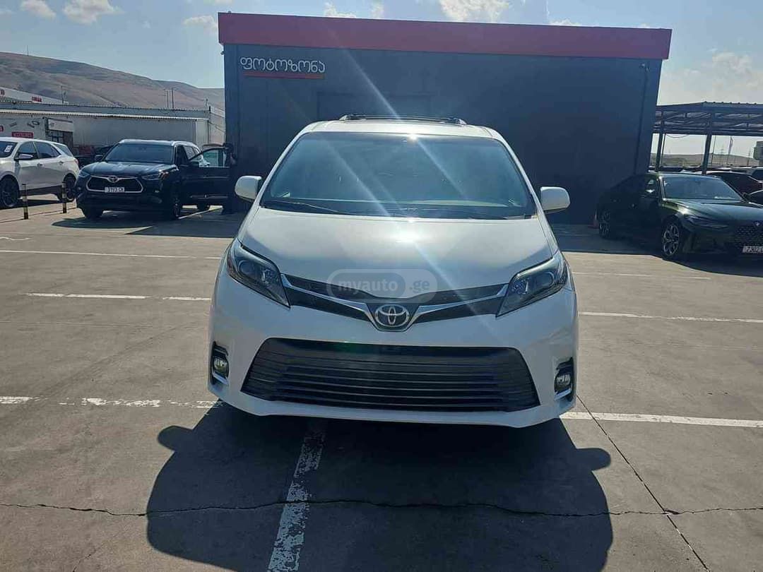 Toyota Sienna - фото 2