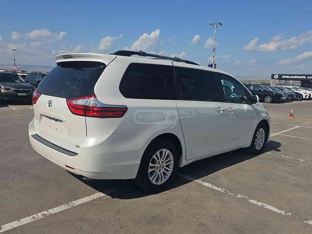 Toyota Sienna - фото 4