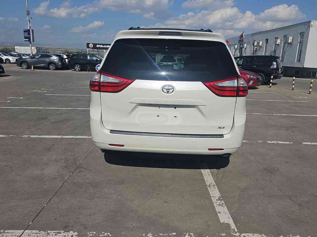 Toyota Sienna - фото 5