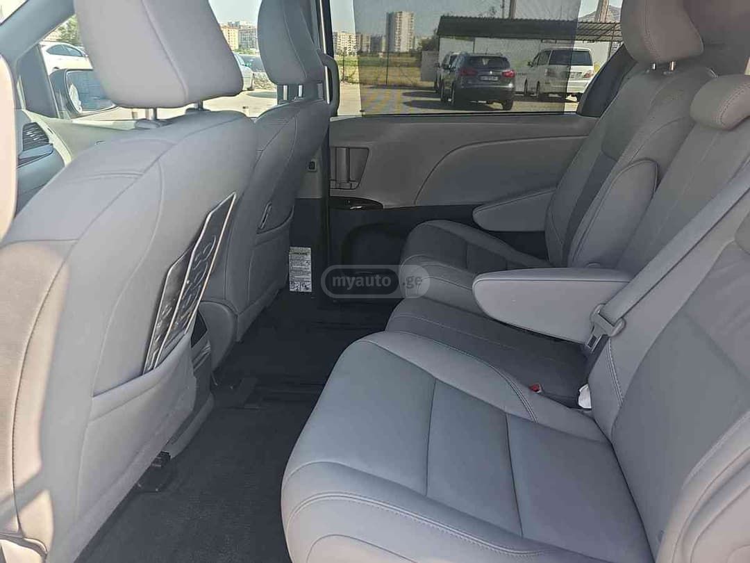 Toyota Sienna - фото 6