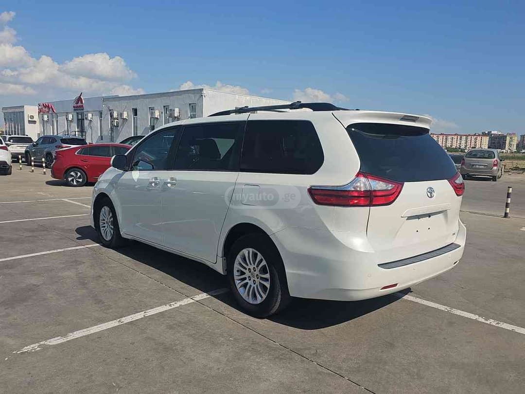 Toyota Sienna - фото 8