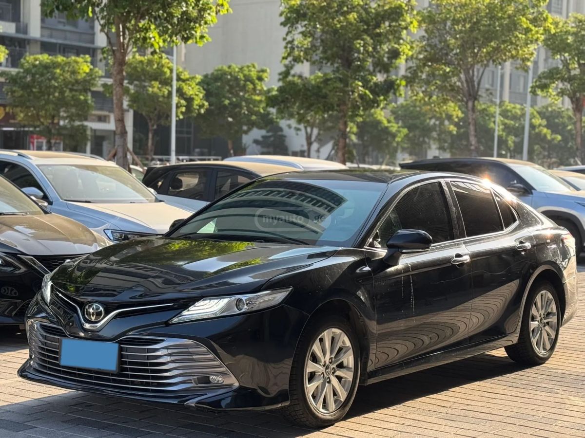 Toyota Camry - фото 1