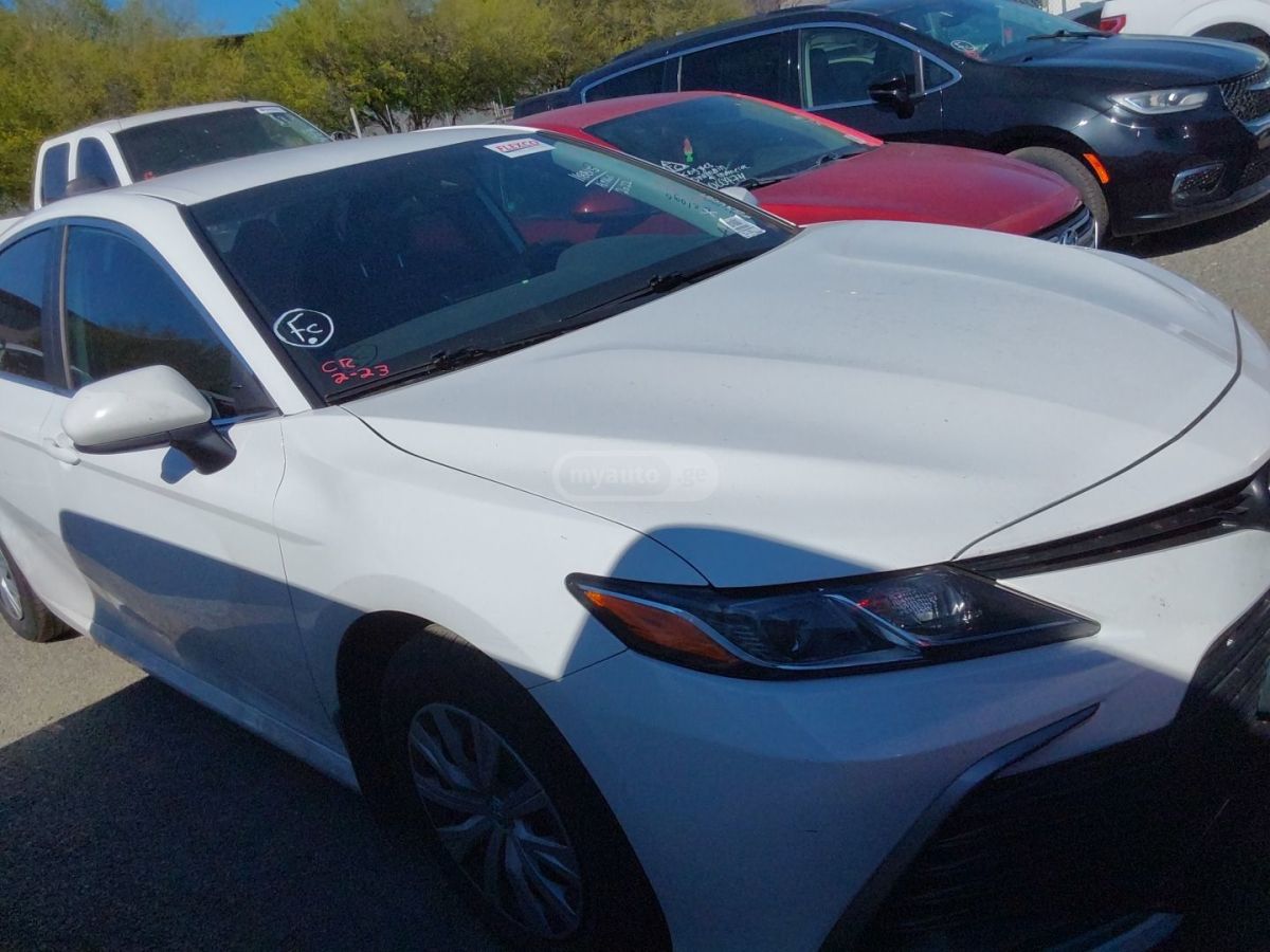 Toyota Camry - фото 2