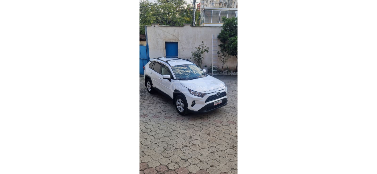 Toyota RAV 4 - фото 1