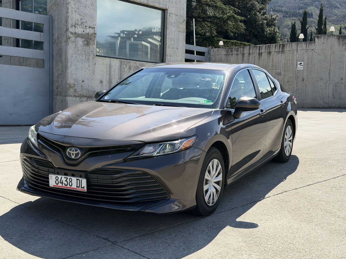 Toyota Camry - фото 1