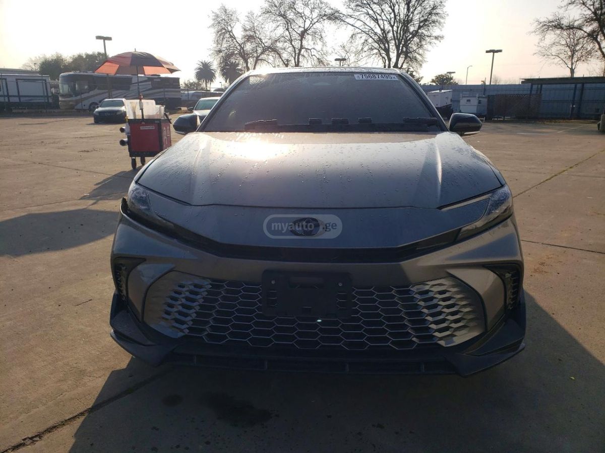 Toyota Camry - фото 1