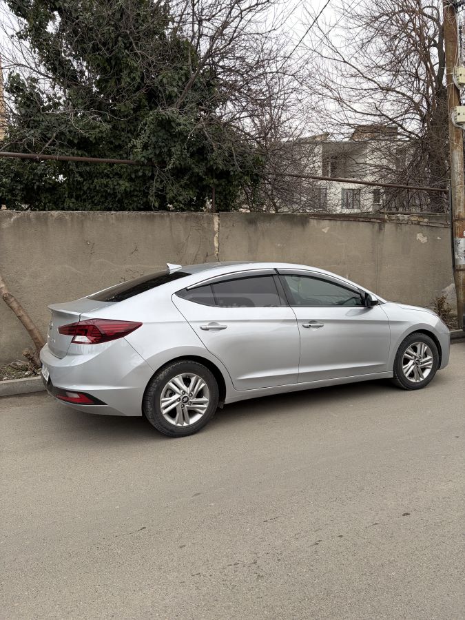 Hyundai Elantra - фото 3