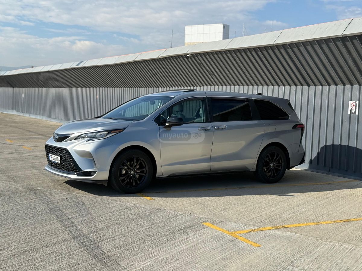 Toyota Sienna - фото 1