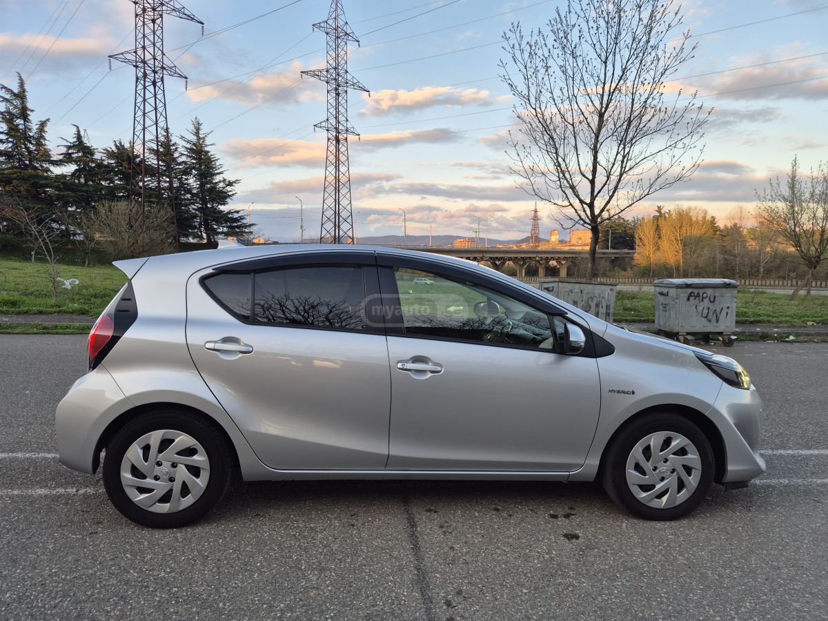 Toyota Aqua - фото 5