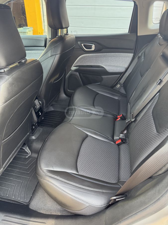 Jeep Latitude 4dr 4x4 Automatic — миниатюра 10