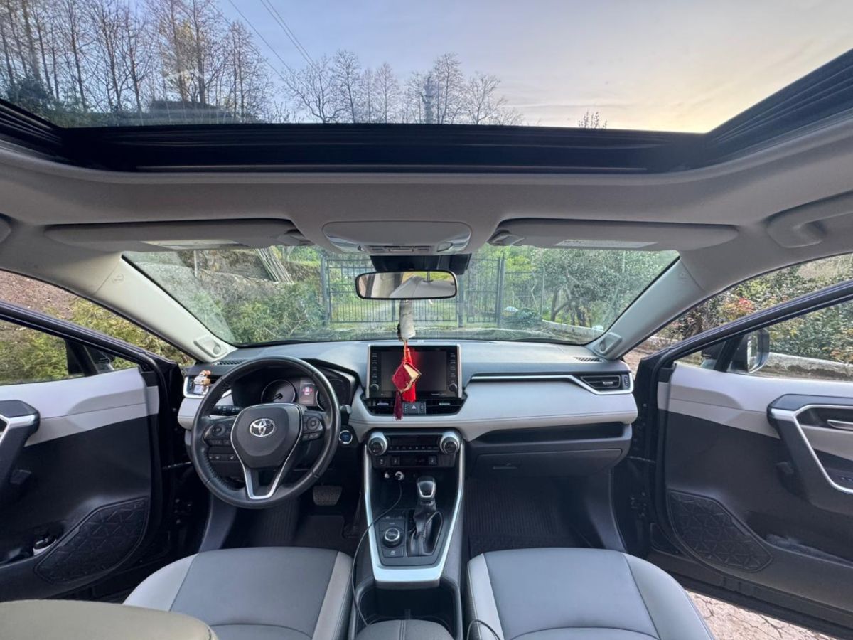 Toyota RAV 4 - фото 8