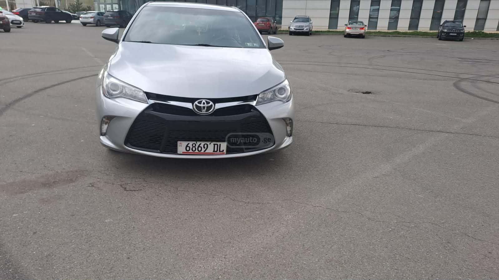 Toyota Camry - фото 1