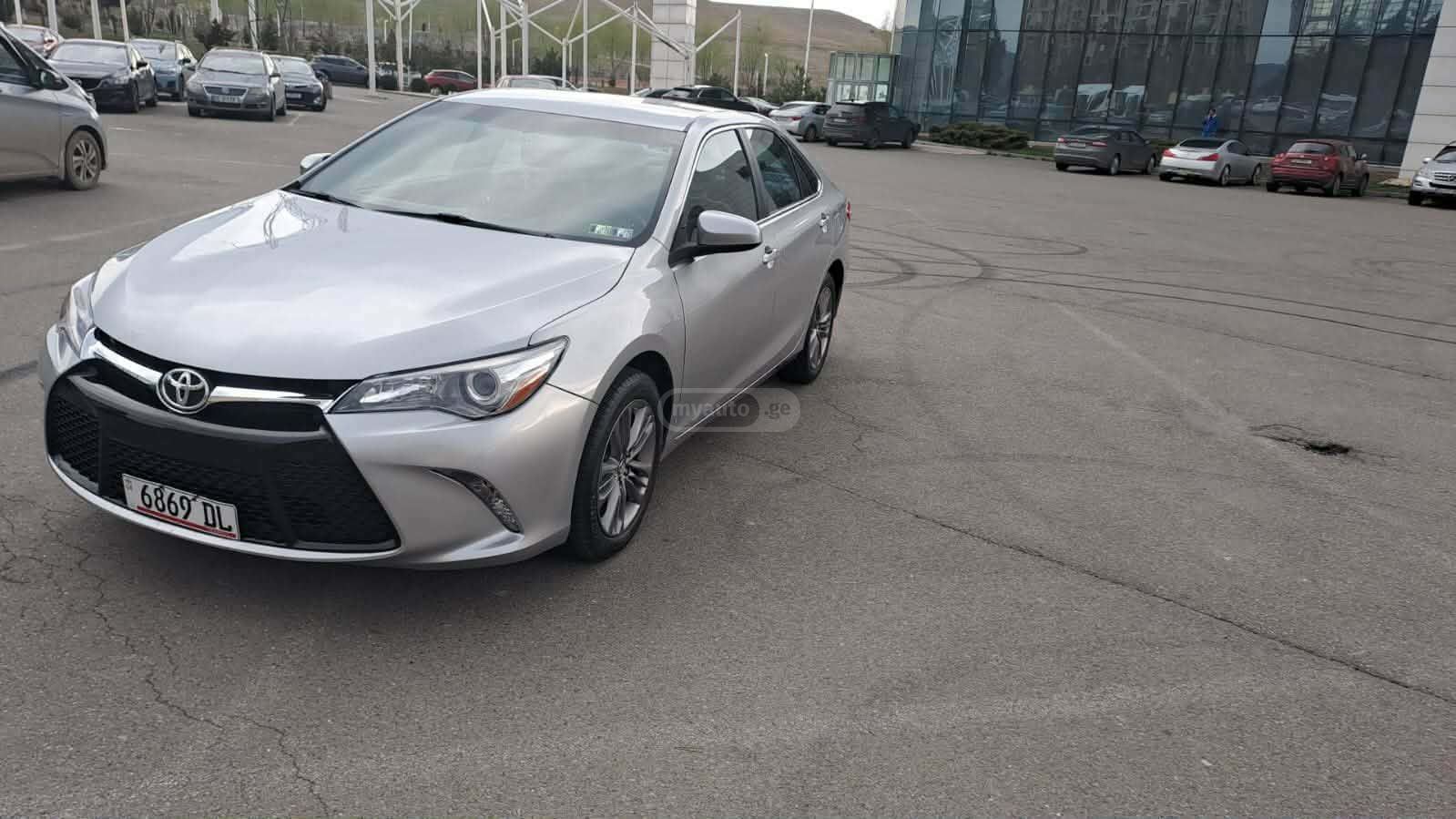 Toyota Camry - фото 2