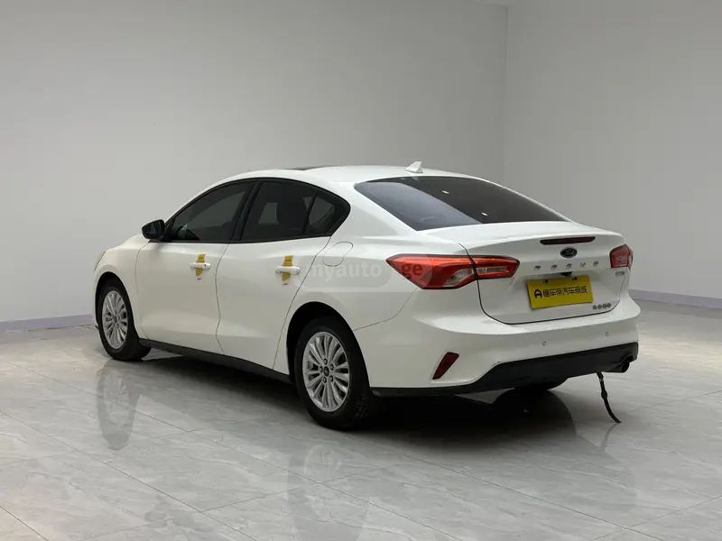 Ford Focus - фото 5