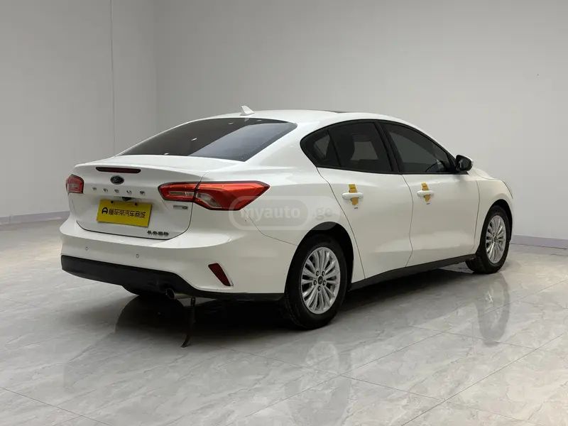 Ford Focus - фото 7