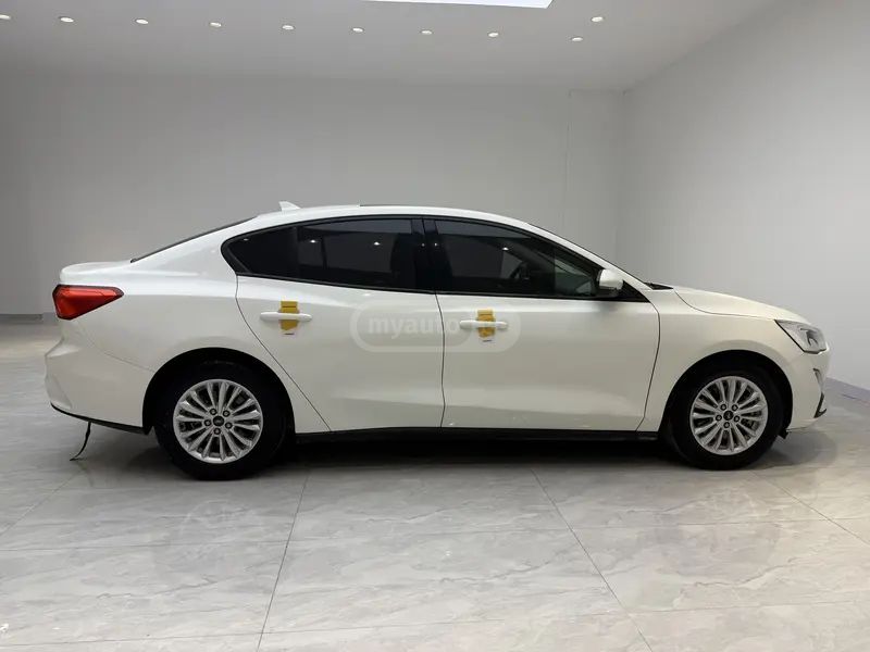 Ford Focus - фото 8