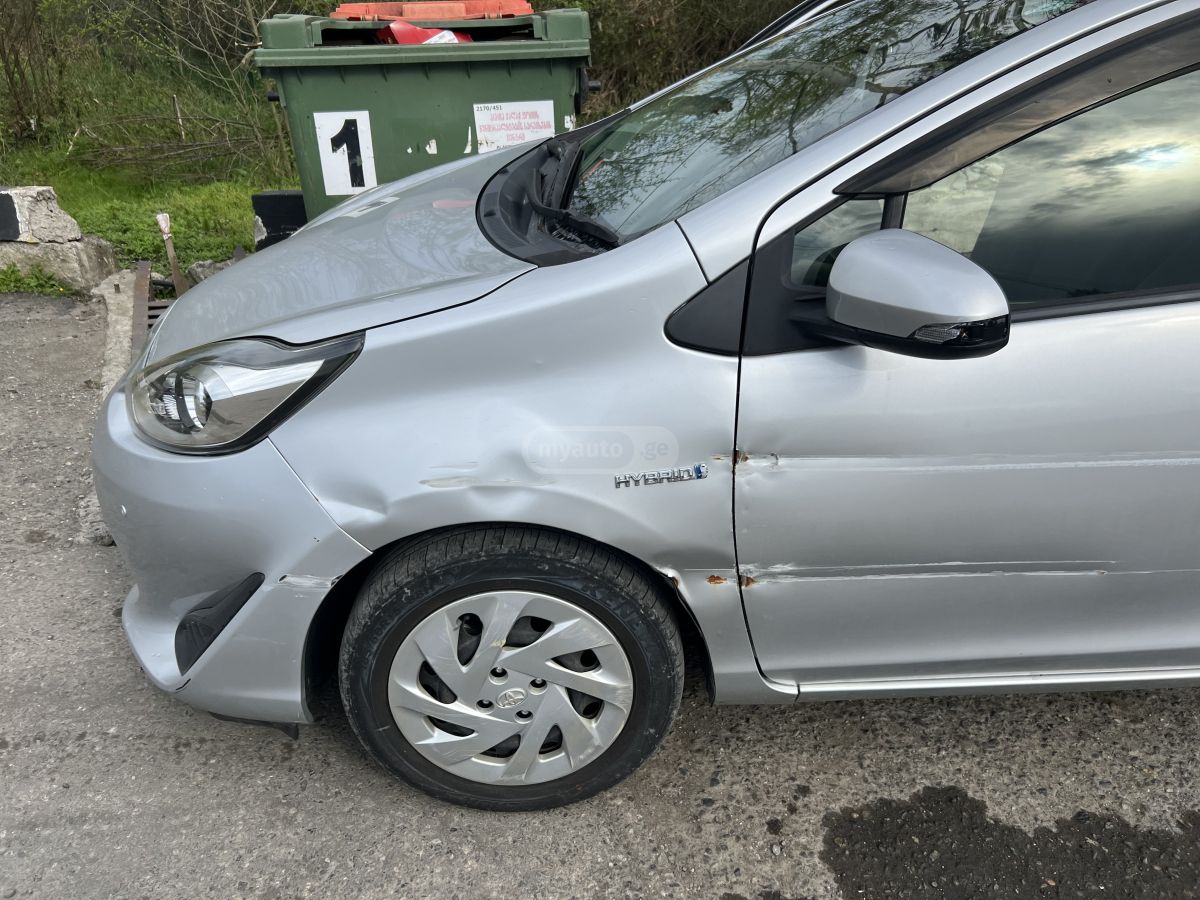 Toyota Aqua - фото 8