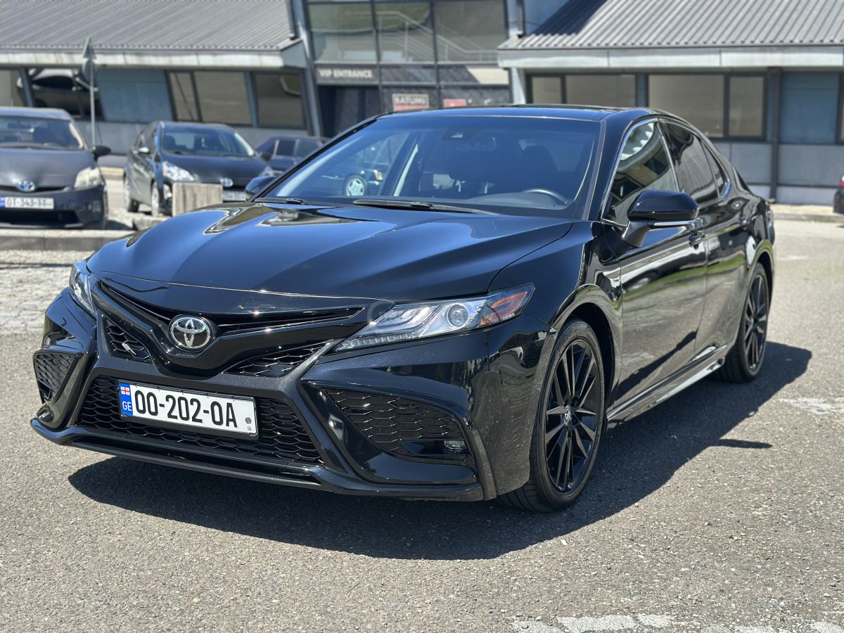 Toyota Camry - фото 1