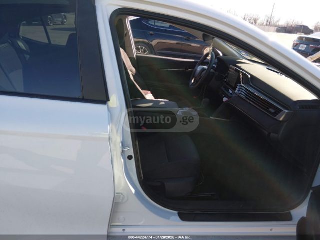 Toyota Camry LE 2025 — миниатюра 5