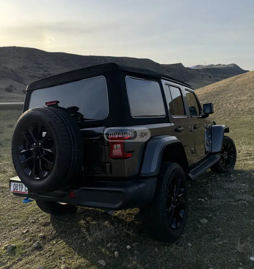 نمای دیگر Jeep Sahara 4Xe 2025