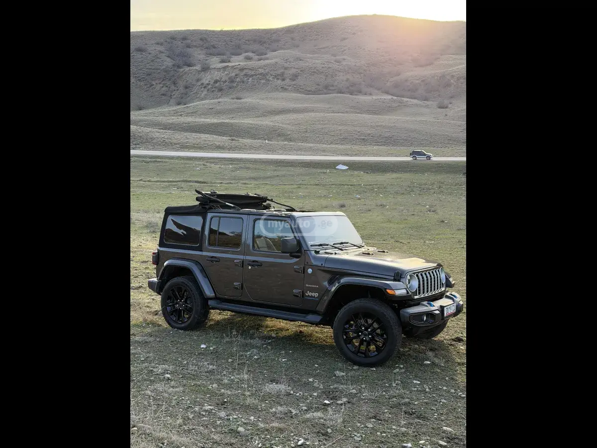 نمای دیگر Jeep Sahara 4Xe 2025