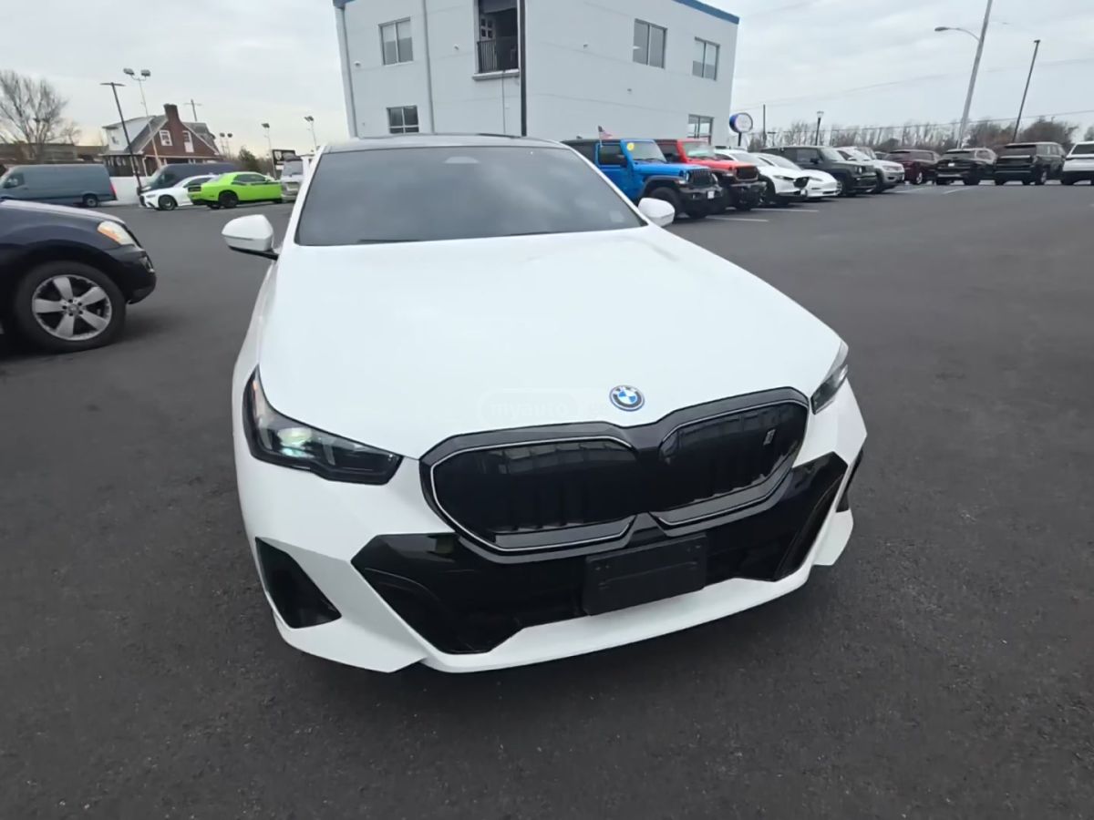 BMW I7 - фото 1