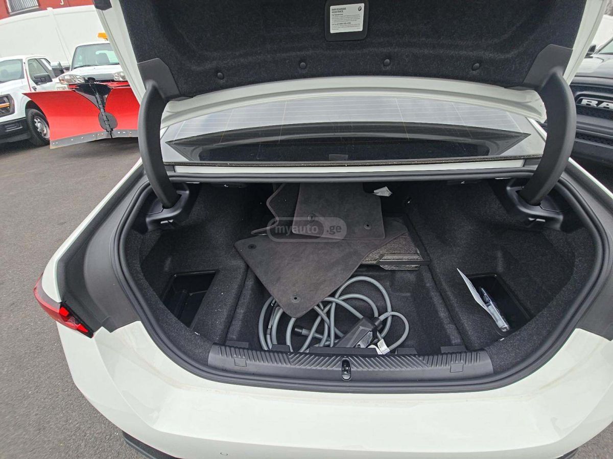 BMW I7 - фото 12