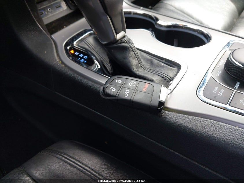 Jeep Limited 4dr 4x2 Automatic — миниатюра 11