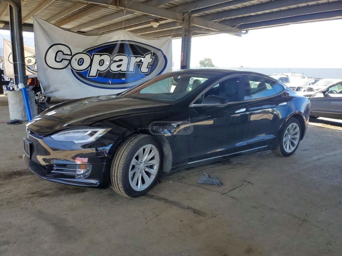 Tesla Model S - фото 1