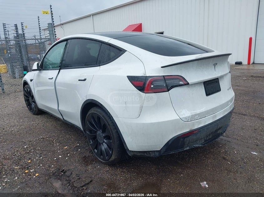 Tesla Model Y - фото 3