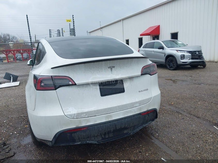 Tesla Model Y - фото 9