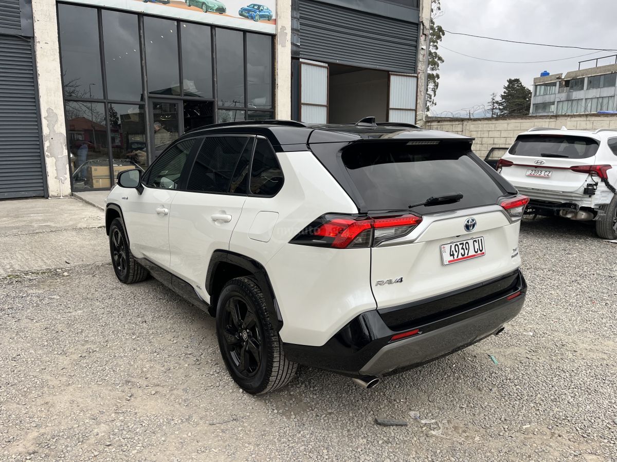 Toyota XSE 4dr All-Wheel Drive CVT — миниатюра 4