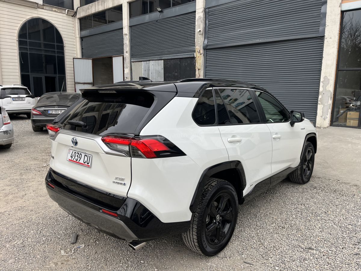 Toyota XSE 4dr All-Wheel Drive CVT — миниатюра 5