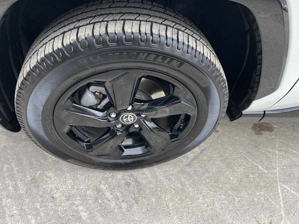 Toyota XSE 4dr All-Wheel Drive CVT — миниатюра 8