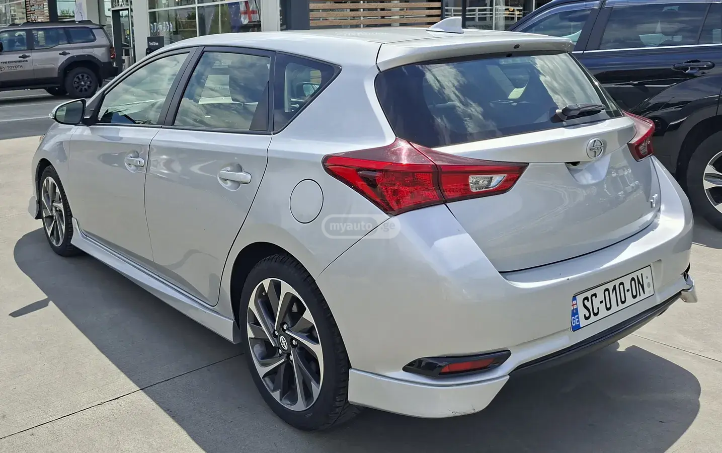 نمای دیگر Toyota 2016